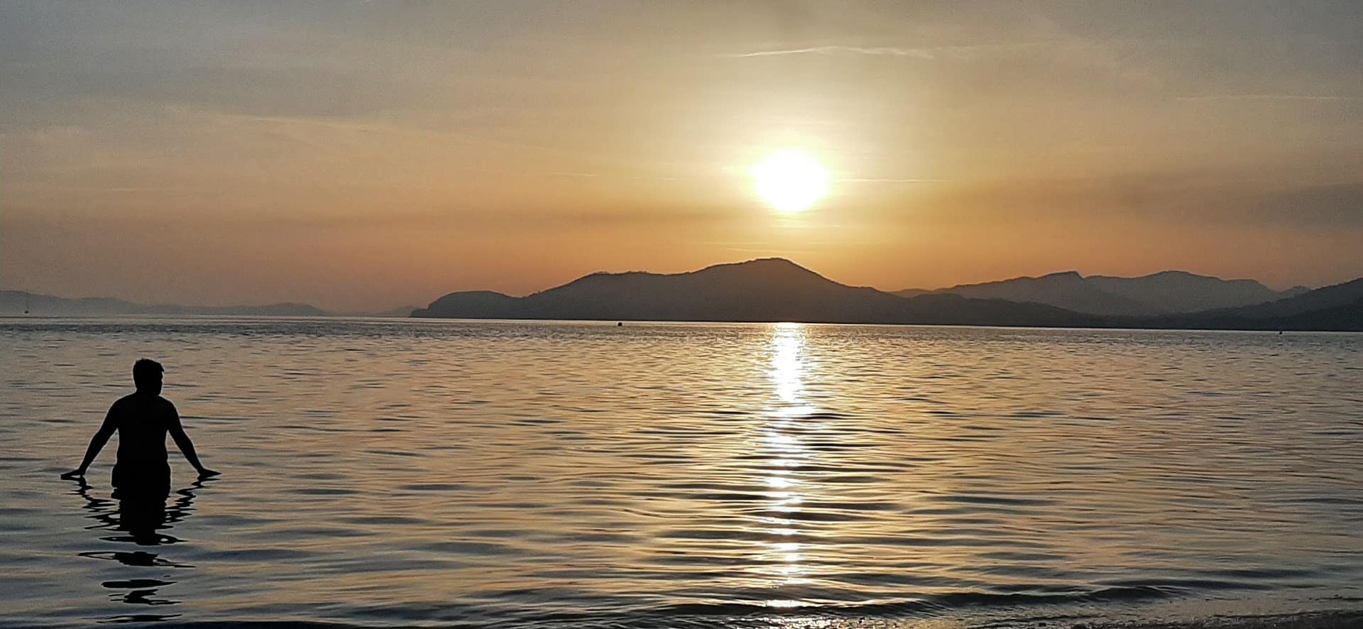 Coucher de soleil sur l'Almanarre et ombre chinoise