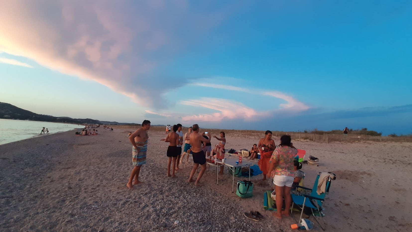 Apéritif entre amis un soir d'été sur la plage de l'Almanarre