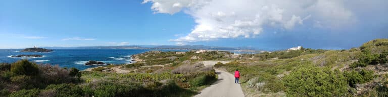 Vue panoramique sur les iles des Embiez et la côte varoise