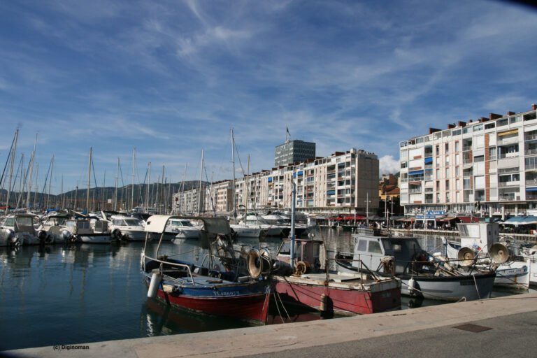 Le Port de Toulon, ville où est situé le siège de Diginoman, création de site web
